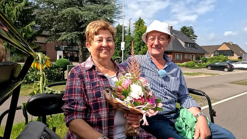 Hühnerbauer Walter und Hofdame Katharina genießen ihre erste gemeinsame Kutschfahrt in vollen Zügen - Quelle RTL